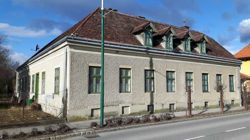 2822 BAD ERLACH:  RENOVIERUNGSBEDÜRFTIGES MEHRFAMILIENHAUS IN ZENTRALER LAGE